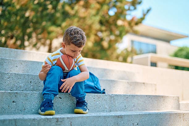 Copil trist la basket